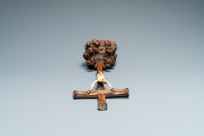 Un crucifix avec Christ en ivoire sur une croix en bois en forme de troncs d&rsquo;arbre sur tertre, France, 17/18&egrave;me