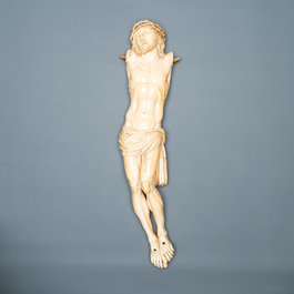 Un grand Christ en ivoire sculpt&eacute;, probablement France, 19&egrave;me