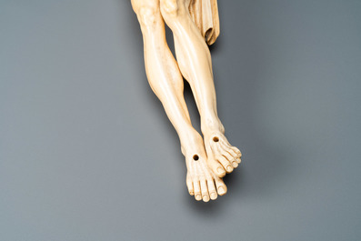 Un grand Christ en ivoire sculpt&eacute;, probablement France, 19&egrave;me