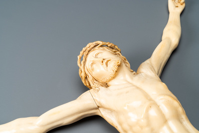 Un grand Christ en ivoire sculpt&eacute;, probablement France, 19&egrave;me