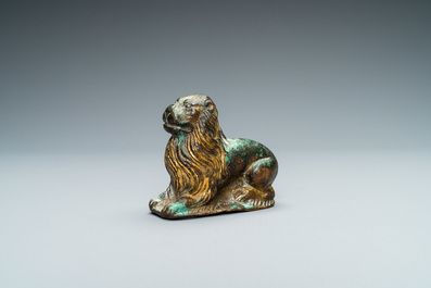 Un mod&egrave;le d'un lion couch&eacute; en bronze dor&eacute;, France, 14&egrave;me