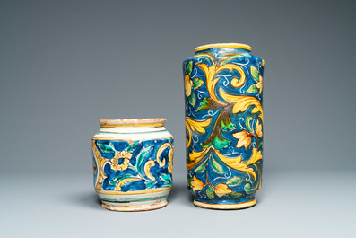 Twee albarelli in polychrome Italiaanse majolica, Caltagirone, 18/19e eeuw