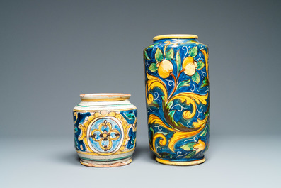 Deux albarelli en majolique italienne polychrome, Caltagirone, 18/19&egrave;me