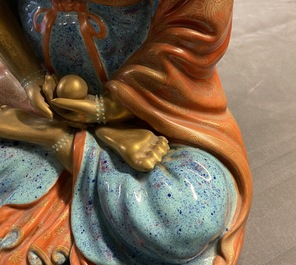 Drie Chinese figuren van Bodhisattva met robin's egg en verguld glazuur, Qianlong/Jiaqing