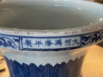 Een grote keizerlijke Chinese blauw-witte 'zun' vaas, Wanli merk en periode