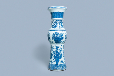 Un grand vase imp&eacute;rial de forme 'zun' en porcelaine de Chine en bleu et blanc, marque et &eacute;poque de Wanli