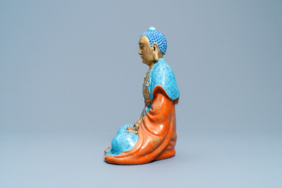 Trois figures de Bodhisattva en porcelaine de Chine aux &eacute;maux robin's egg et dor&eacute;s, Qianlong/Jiaqing