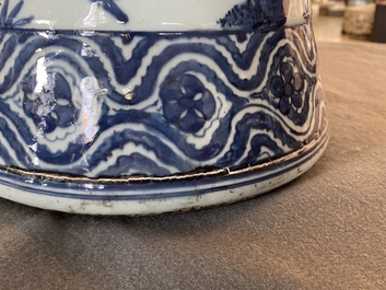 Un grand vase imp&eacute;rial de forme 'zun' en porcelaine de Chine en bleu et blanc, marque et &eacute;poque de Wanli