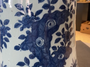 Un grand vase imp&eacute;rial de forme 'zun' en porcelaine de Chine en bleu et blanc, marque et &eacute;poque de Wanli