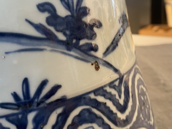 Een grote keizerlijke Chinese blauw-witte 'zun' vaas, Wanli merk en periode