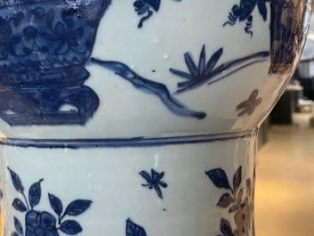 Un grand vase imp&eacute;rial de forme 'zun' en porcelaine de Chine en bleu et blanc, marque et &eacute;poque de Wanli