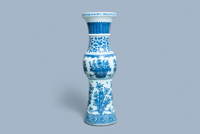 Un grand vase imp&eacute;rial de forme 'zun' en porcelaine de Chine en bleu et blanc, marque et &eacute;poque de Wanli