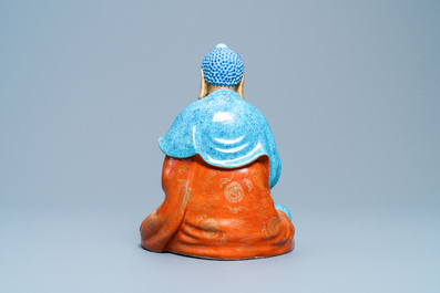 Drie Chinese figuren van Bodhisattva met robin's egg en verguld glazuur, Qianlong/Jiaqing