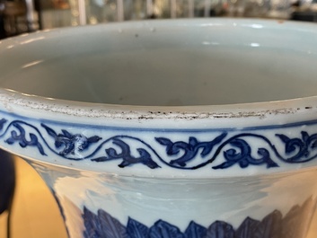 Un grand vase imp&eacute;rial de forme 'zun' en porcelaine de Chine en bleu et blanc, marque et &eacute;poque de Wanli