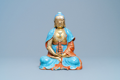 Trois figures de Bodhisattva en porcelaine de Chine aux &eacute;maux robin's egg et dor&eacute;s, Qianlong/Jiaqing