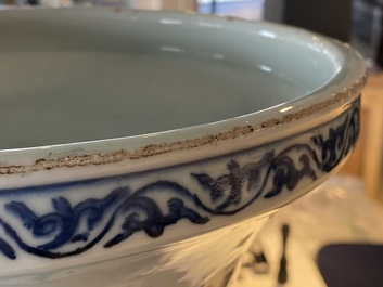 Un grand vase imp&eacute;rial de forme 'zun' en porcelaine de Chine en bleu et blanc, marque et &eacute;poque de Wanli