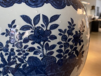 Un grand vase imp&eacute;rial de forme 'zun' en porcelaine de Chine en bleu et blanc, marque et &eacute;poque de Wanli