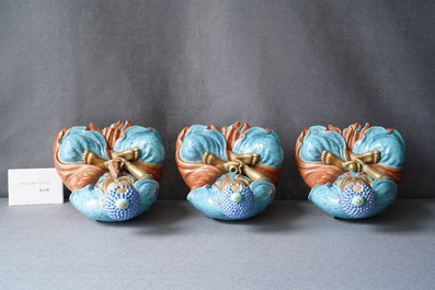 Drie Chinese figuren van Bodhisattva met robin's egg en verguld glazuur, Qianlong/Jiaqing