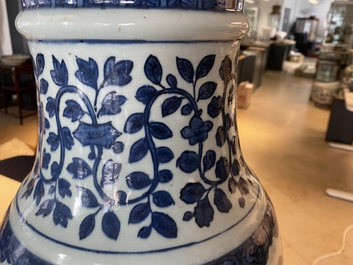 Un grand vase imp&eacute;rial de forme 'zun' en porcelaine de Chine en bleu et blanc, marque et &eacute;poque de Wanli