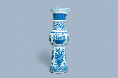 Un grand vase imp&eacute;rial de forme 'zun' en porcelaine de Chine en bleu et blanc, marque et &eacute;poque de Wanli