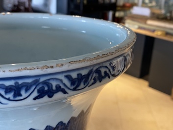 Un grand vase imp&eacute;rial de forme 'zun' en porcelaine de Chine en bleu et blanc, marque et &eacute;poque de Wanli