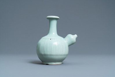 Een Chinese monochrome celadon kendi, 19e eeuw