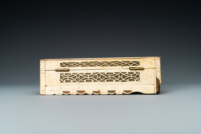 Een opengewerkte koffer in been en hout met een jachtsc&egrave;ne, Arkhangelsk, Kholmogory, Rusland, 18e eeuw