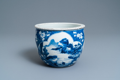 Une jardini&egrave;re en porcelaine de Chine en bleu et blanc, Kangxi