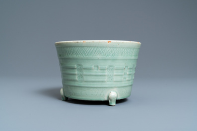 Un br&ucirc;le-parfum tripod en porcelaine de Chine c&eacute;ladon de Longquan, Ming