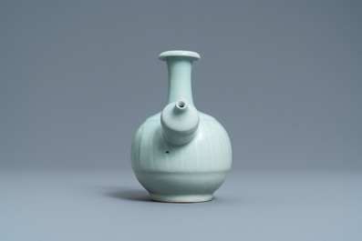 Un kendi en porcelaine de Chine c&eacute;ladon monochrome, 19&egrave;me