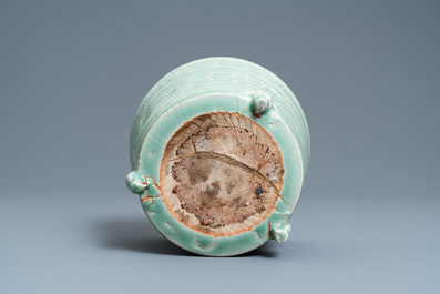 Un br&ucirc;le-parfum tripod en porcelaine de Chine c&eacute;ladon de Longquan, Ming