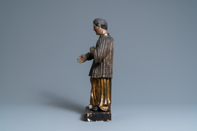 Une statue de Saint Louis de Gonzague en bois sculpt&eacute;, polychrom&eacute; et dor&eacute; aux yeux en verre, Italie, 18&egrave;me