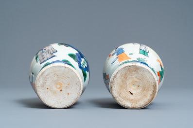 Une paire de vases de forme 'meiping' en porcelaine de Chine wucai, 19&egrave;me