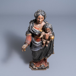 Une grande statue d'une Vierge &agrave; l&rsquo;enfant en ch&ecirc;ne sculpt&eacute; et polychrom&eacute;, 1&egrave;re moiti&eacute; du 16&egrave;me