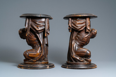 Une paire de porte-torch&egrave;res en r&eacute;sineux sculpt&eacute; et patin&eacute; en forme de Maures assis, Venise, Italie, 17/18&egrave;me