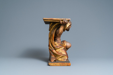 Une console en bois sculpt&eacute;, polychrom&eacute; et dor&eacute; repr&eacute;sentant un atlante agenouill&eacute;, Italie, 17&egrave;me