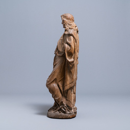 Une statue d'un ange aux Instruments de la Passion en ch&ecirc;ne sculpt&eacute;, Allemagne ou Rh&eacute;no-Mosan, 16&egrave;me