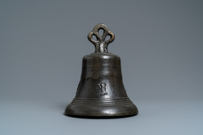 Une cloche en bronze &agrave; d&eacute;cor appliqu&eacute; de saints, Nord de la France, 16&egrave;me