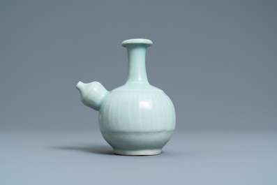 Een Chinese monochrome celadon kendi, 19e eeuw