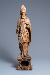 Une grande statue d'un Saint Ev&ecirc;que en ch&ecirc;ne sculpt&eacute; sur base reliquaire monoxyle, Flandres, 18&egrave;me