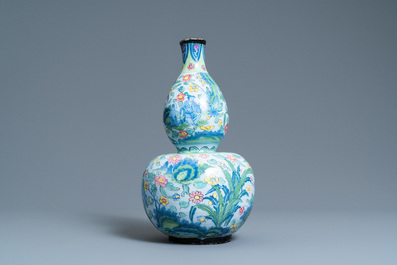 Een overgedecoreerde blauw-witte Delftse chinoiserie vaas met pseudo-Chinees merk, ca. 1700