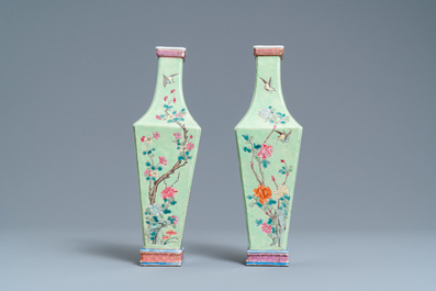 Une paire de vases en porcelaine de Chine famille rose &agrave; fond vert, 19&egrave;me