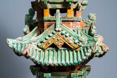 Een uitzonderlijke grote Chinese sancai-geglazuurde pagode met inscripties, gedateerd 1550, Ming