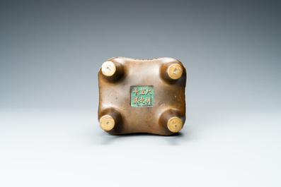 Un br&ucirc;le-parfum en bronze partiellement dor&eacute; au couvercle en bois et jade, Chine, marque de Xuande, Kangxi