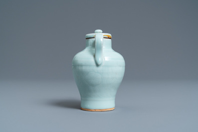 Een Chinese monochrome celadon dekselkan met onderglazuur decor, Qianlong