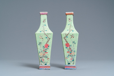 Une paire de vases en porcelaine de Chine famille rose &agrave; fond vert, 19&egrave;me