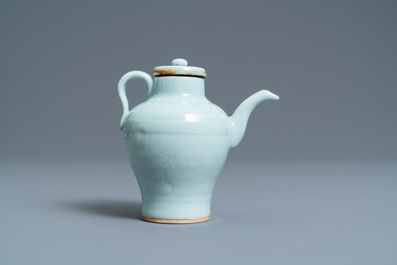 Een Chinese monochrome celadon dekselkan met onderglazuur decor, Qianlong