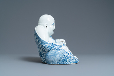 Une grande figure de Bouddha en porcelaine de Chine en bleu et blanc, marque de Fujian Huiguang, R&eacute;publique