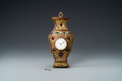 Une horloge murale en bronze dor&eacute; incrust&eacute; de pierres semi-pr&eacute;cieuses, ateliers de Canton et George Prior de Londres pour la Chine, Qianlong