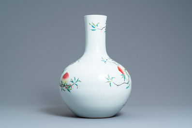 Un vase de forme 'tianqiu ping' en porcelaine de Chine famille rose &agrave; d&eacute;cor de neuf p&ecirc;ches, marque de Qianlong, 20&egrave;me